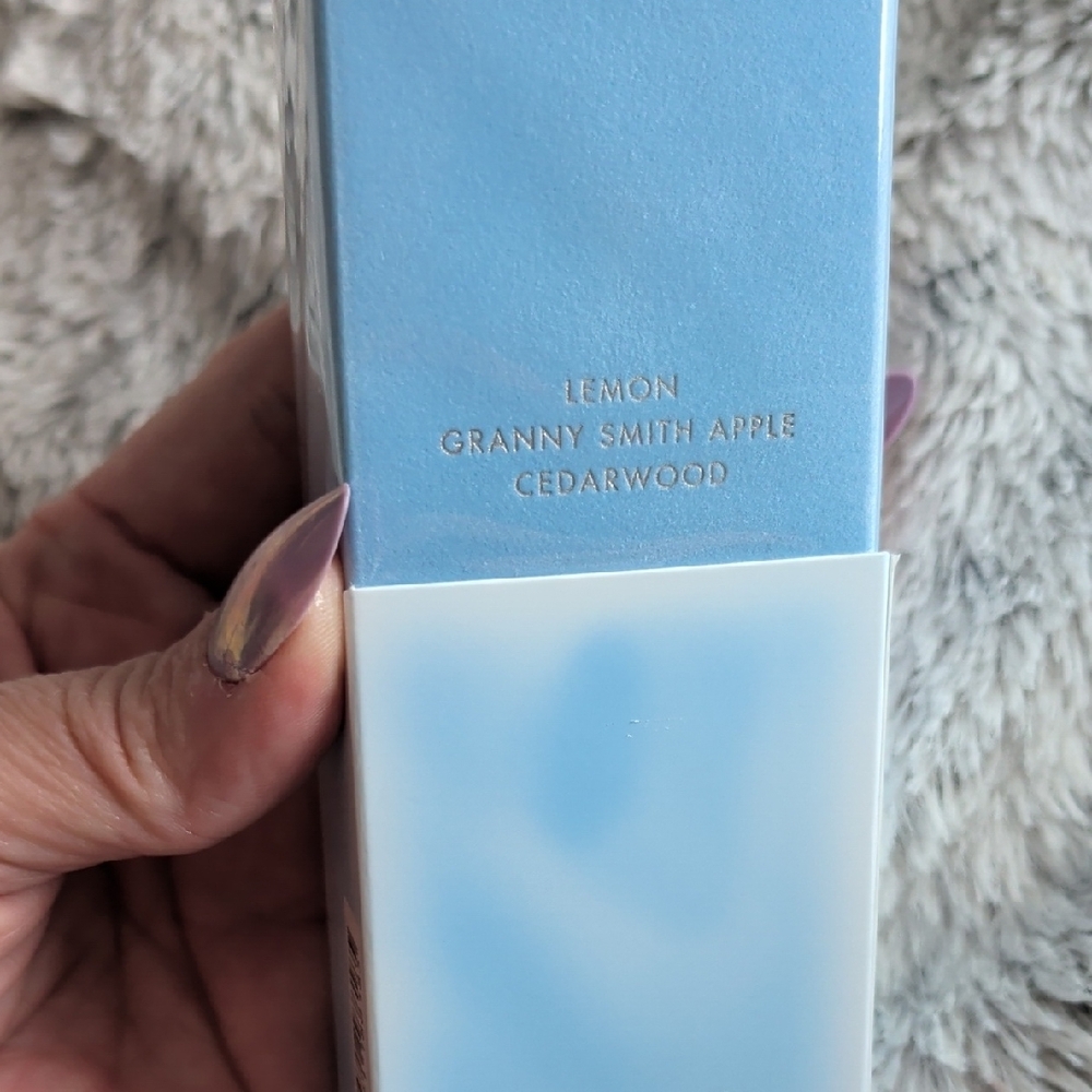 Dolce & Gabbana Light Blue Eau de Toilette in Blue and White - Picture 3 of 6